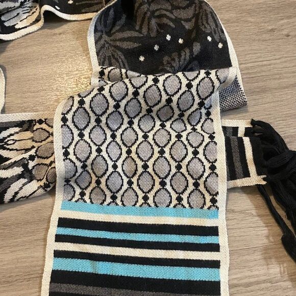 Unbranded black/blue/white regtangle scarf with fringe end - Picture 2 of 4